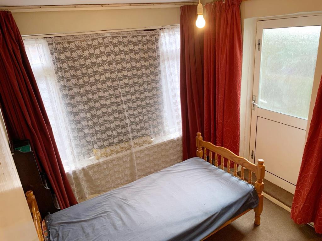 Lot: 64 - FREEHOLD BLOCK FOR INVESTMENT - Lower ground floor bedroom